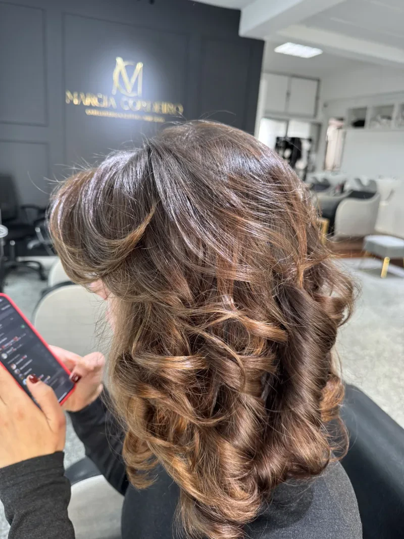 Caracóis e reflexos em cabelo castanho