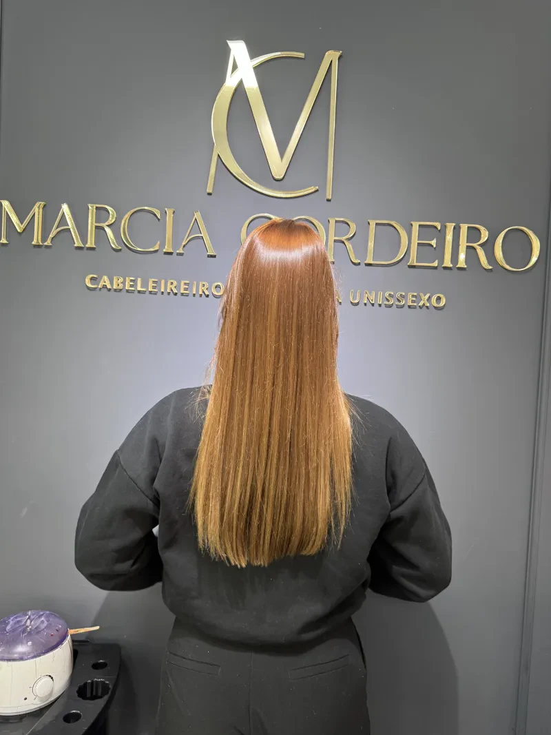 Cabelo comprido em tom cobre