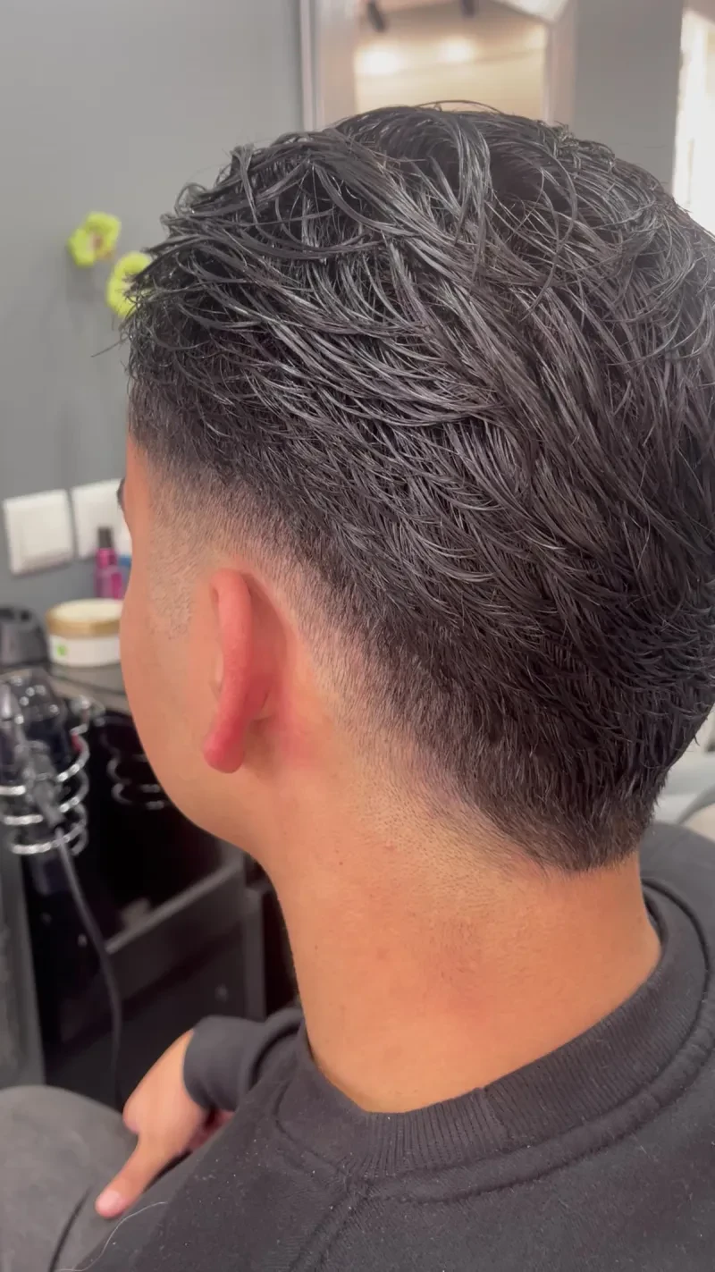 Corte masculino com acabamento degradé