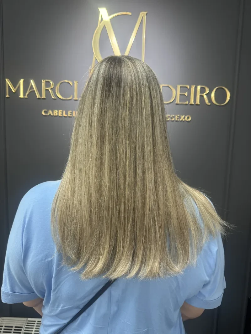 Madeixas em tons de loiro bege