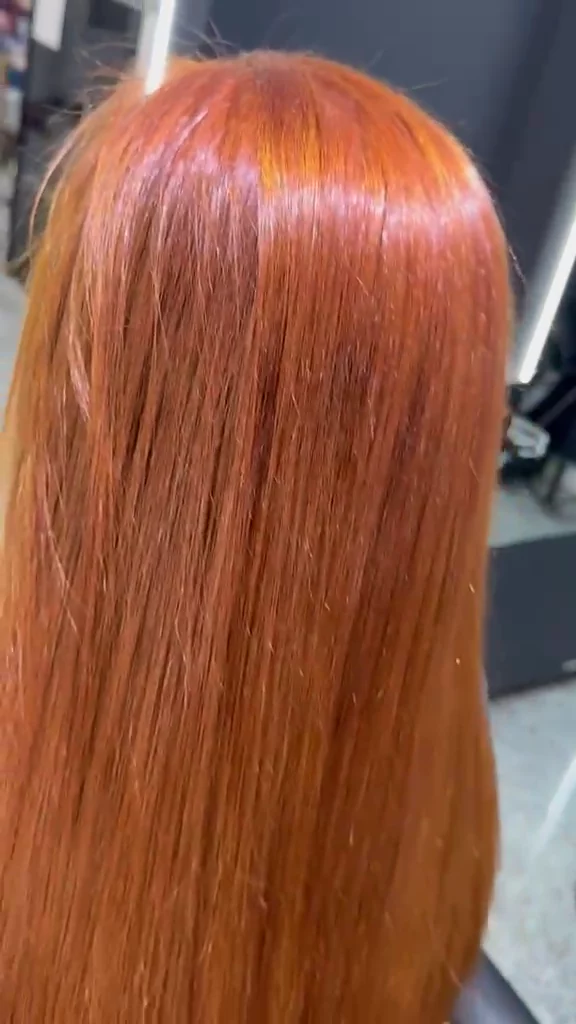 Cabelo acobreado comprido, com acabamento liso e luminoso.