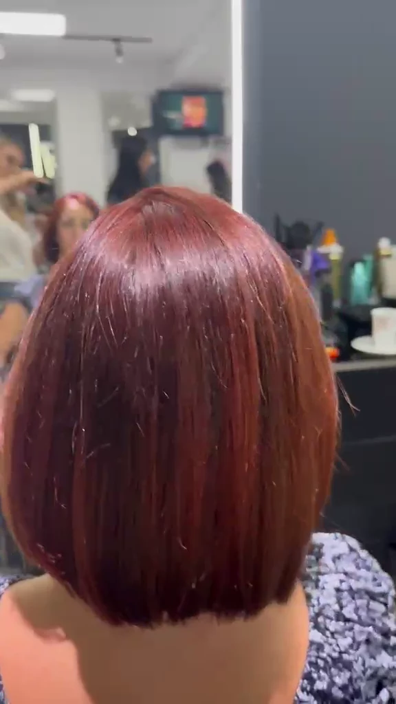 Coloração ruiva e corte bob, vistos de diferentes ângulos.