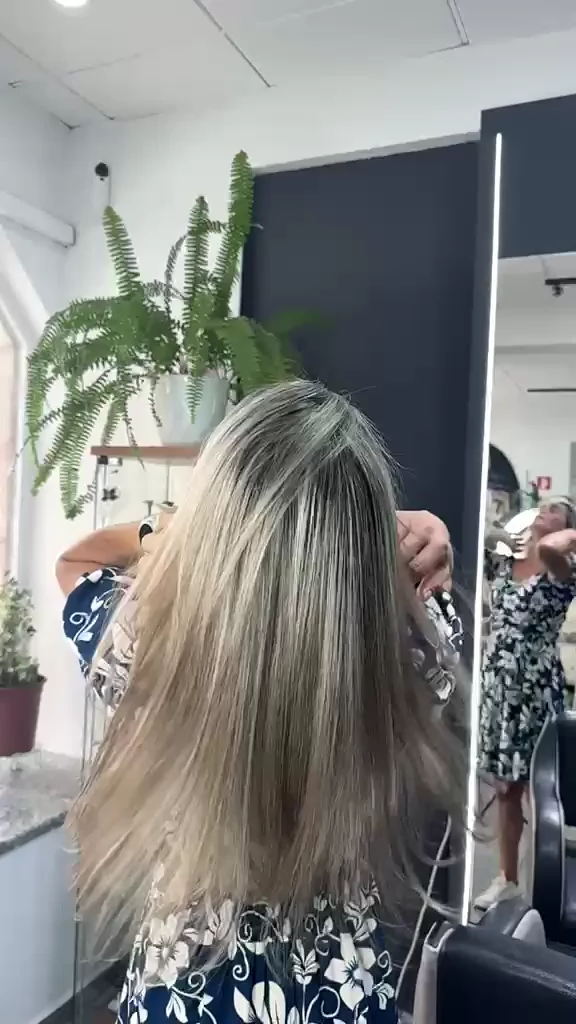 Madeixas em tons bege, com brilho e movimento no cabelo.