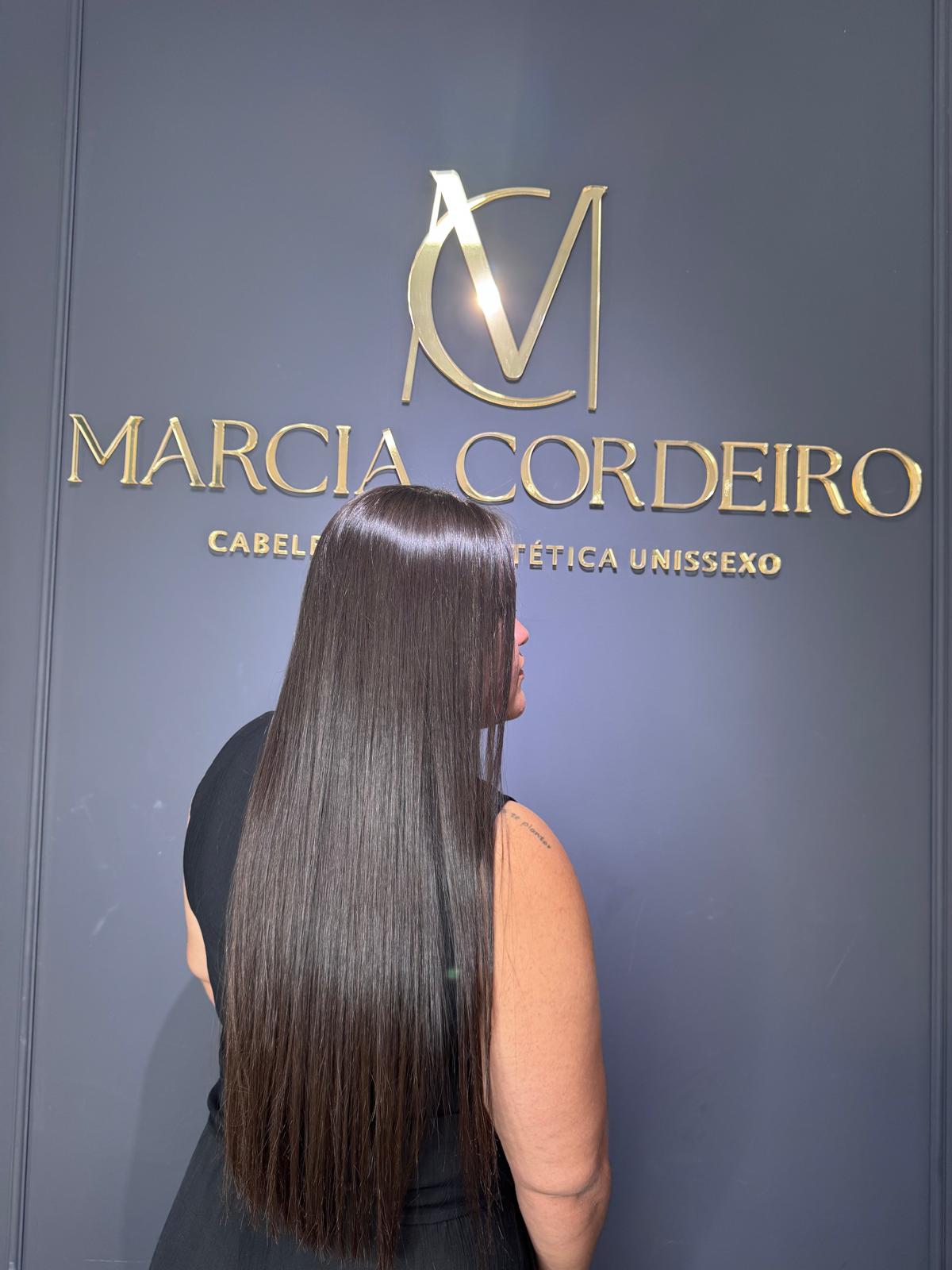 Outro ângulo do mesmo resultado, para ver o brilho e o acabamento do cabelo.