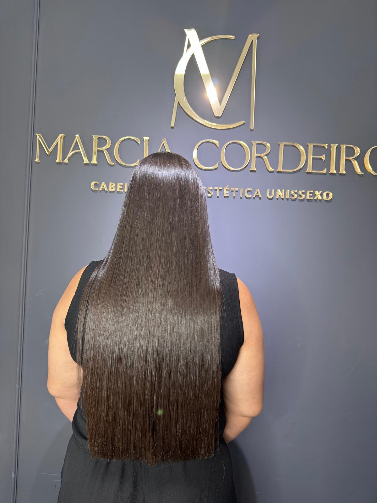 Cabelo comprido e liso, visto em movimento após a progressiva.