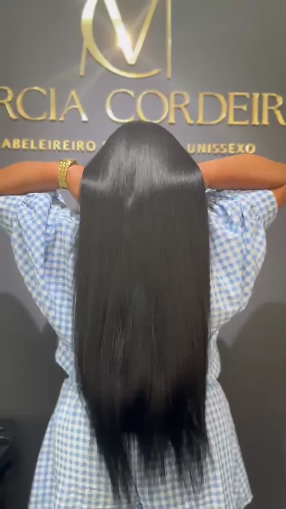 Mais um resultado de progressiva, com o cabelo liso visto de costas.